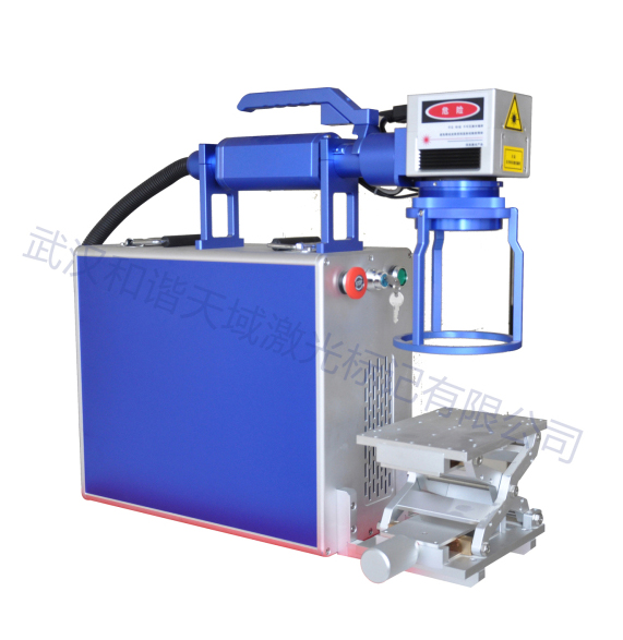 09301f1a0bc55629a34698784e46e6d2.jpg 便攜式激光打標(biāo)機.jpg